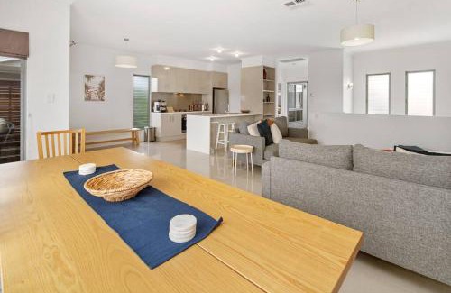 Aldinga Beach Casa | Jo's Sanctuary- 4 Bdrms Sleeps 10 Beach & scrub
