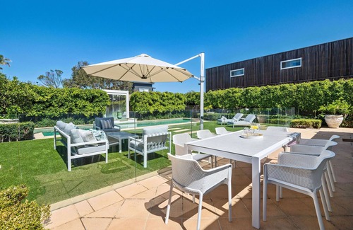 Portsea Casa | Joanna - Poolside entertainer opposite 'The Cutting'