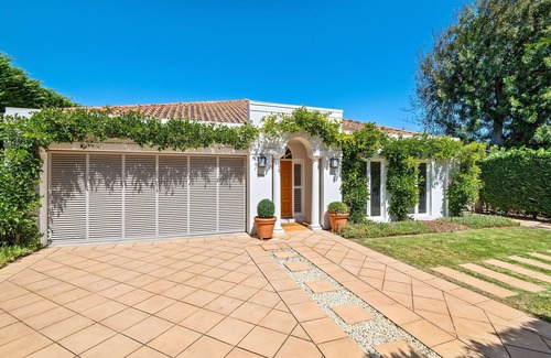 Portsea Casa | Joanna - Poolside entertainer opposite 'The Cutting'