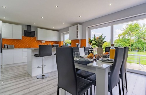 Ruddington Casa | Jodi's Bungalow, Parking & Large Garden