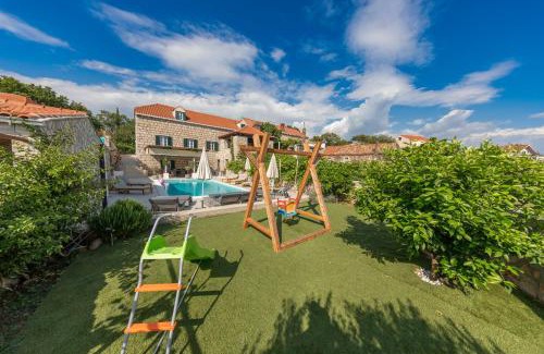 Mocici Villa | Joe