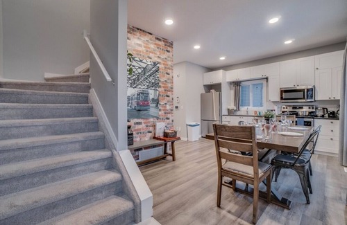 North Central Edmonton Apartamento | Joey - Central Hub for Nomads & Urban Explorers!