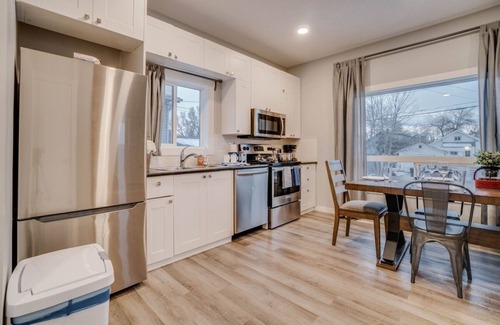 North Central Edmonton Apartamento | Joey - Central Hub for Nomads & Urban Explorers!