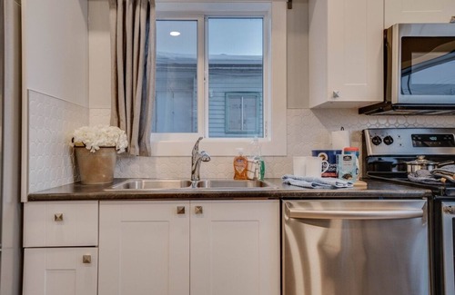 North Central Edmonton Apartamento | Joey - Central Hub for Nomads & Urban Explorers!