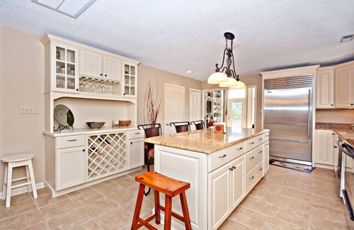 Lake Junaluska Casa | Casa con montañas y vistas al lago desde terrazas y terraza acristalada.
