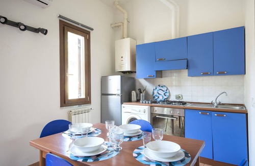 Pisa Apartamento | JOIVY Blue Terraced House