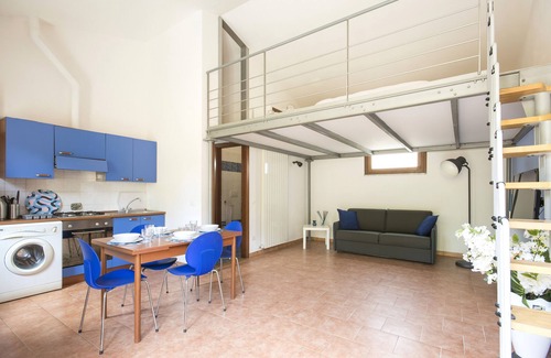 Pisa Apartamento | JOIVY Blue Terraced House
