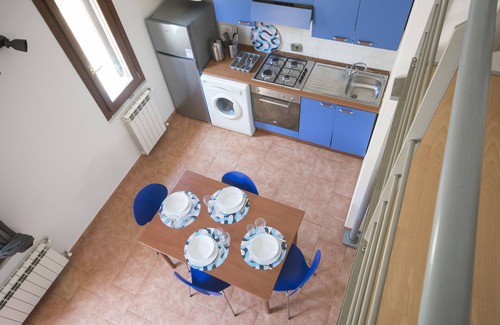 Pisa Apartamento | JOIVY Blue Terraced House