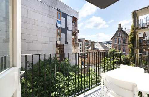 Old Town Apartamento | JOIVY Contemporary Royal Mile Apartment with Balcony