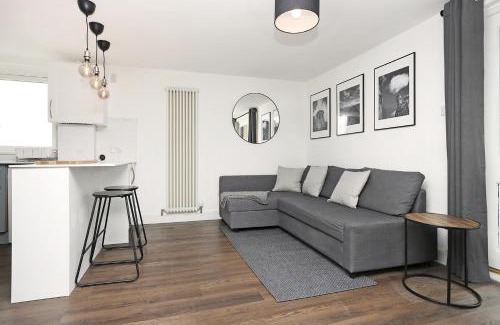 Old Town Apartamento | JOIVY Contemporary Royal Mile Apartment with Balcony