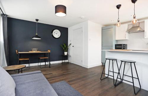 Old Town Apartamento | JOIVY Contemporary Royal Mile Apartment with Balcony