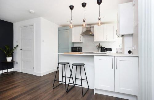 Old Town Apartamento | JOIVY Contemporary Royal Mile Apartment with Balcony