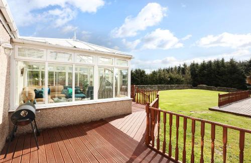 Kelty Apartamento | JOIVY Greenknowes Estate with Hot Tub and Bar - Farmhouse and Lodge