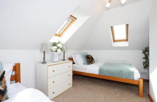 Kelty Apartamento | JOIVY Greenknowes Estate with Hot Tub and Bar - Farmhouse and Lodge