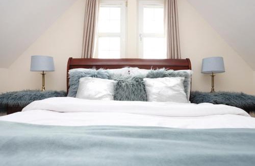 Kelty Apartamento | JOIVY Greenknowes Estate with Hot Tub and Bar - Farmhouse and Lodge