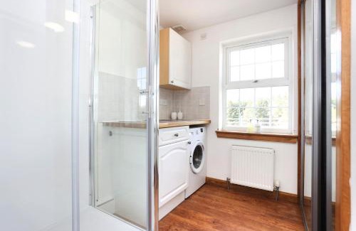 Kelty Apartamento | JOIVY Greenknowes Estate with Hot Tub and Bar - Farmhouse and Lodge