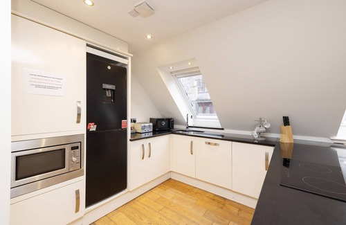 West End Apartamento | JOIVY Inviting Flat Near Edinburgh Castle W/ Parking