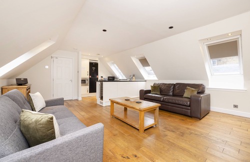 West End Apartamento | JOIVY Inviting Flat Near Edinburgh Castle W/ Parking