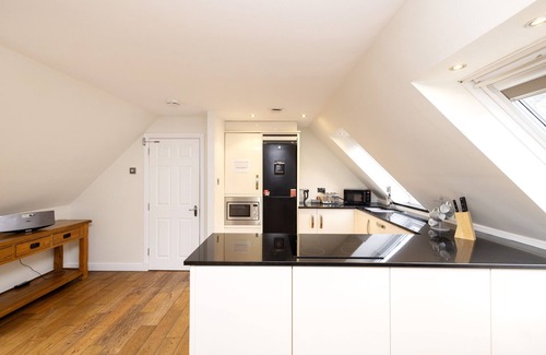 West End Apartamento | JOIVY Inviting Flat Near Edinburgh Castle W/ Parking