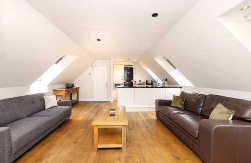 West End Apartamento | JOIVY Inviting Flat Near Edinburgh Castle W/ Parking