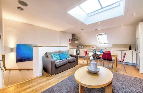 West End Apartamento | JOIVY Quiet Mews Street Apartment in the Heart of Edinburgh