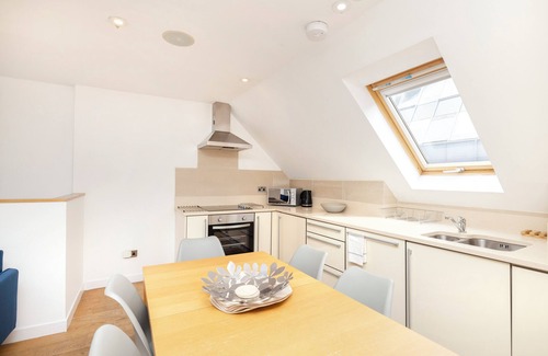 West End Apartamento | JOIVY Quiet Mews Street Apartment in the Heart of Edinburgh