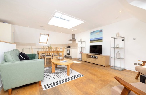 West End Apartamento | JOIVY Quiet Mews Street Apartment in the Heart of Edinburgh