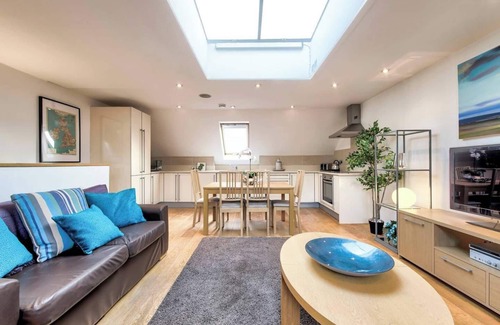 West End Apartamento | JOIVY Quiet Mews Street Apartment in the Heart of Edinburgh