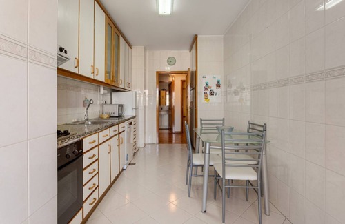 Maia Apartamento | JOIVY Stylish City Centre Flat with Parking