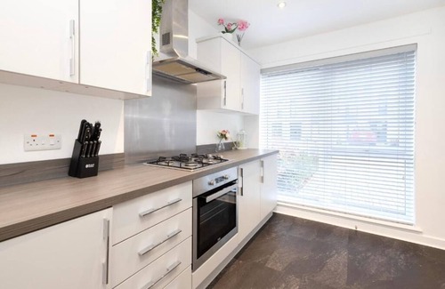 Glasgow Casa | JOIVY Stylish House with Garden