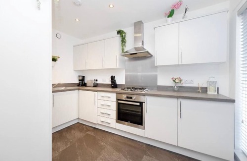 Glasgow Casa | JOIVY Stylish House with Garden