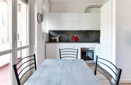 Como Apartamento | JOIVY Superb Flat W/Balcony