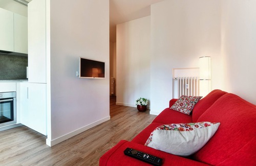 Como Apartamento | JOIVY Superb Flat W/Balcony