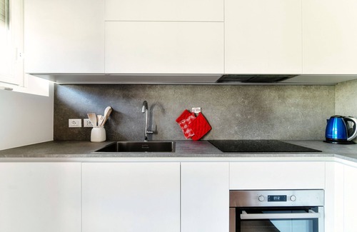 Como Apartamento | JOIVY Superb Flat W/Balcony