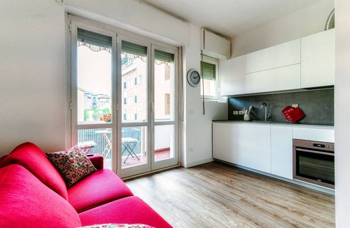 Como Apartamento | JOIVY Superb Flat W/Balcony