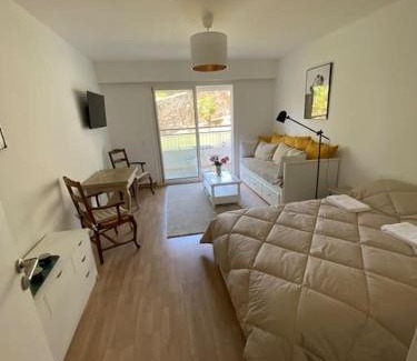 California - Pezou Apartamento | Joli studio calme et central