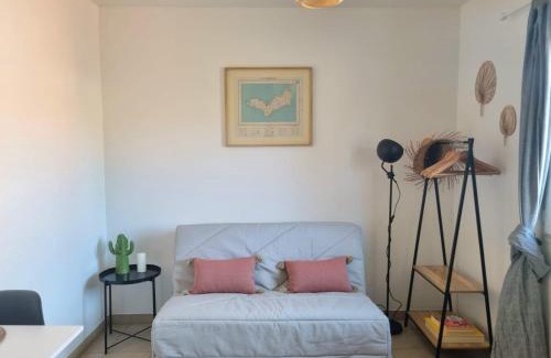 Sud Apartamento | Joli studio lumineux centre avec parking securise dans quartier recherche