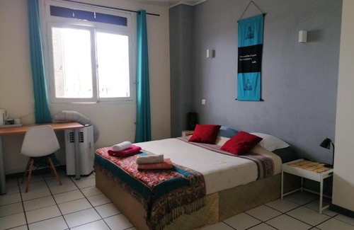Centre-Ville Casa | Jolie chambre climatisée avec balcon chez l'habitant