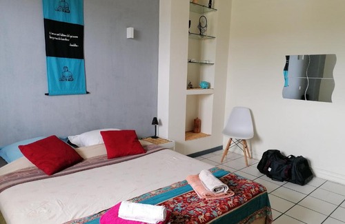 Centre-Ville Casa | Jolie chambre climatisée avec balcon chez l'habitant