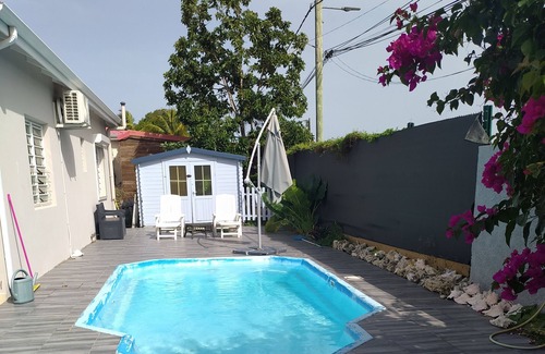 Dubedou Casa | Jolie Maison Avec Piscine a Louer a Saint François le Mois D'août