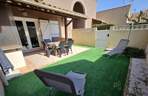 Portiragnes-Plage Villa | Jolie maison de vacances rénovée toute climatisée 6 couchages, 2 chambres mezzanine 100m de la plage residence LE VILLAGE DE LA MER LRVM88