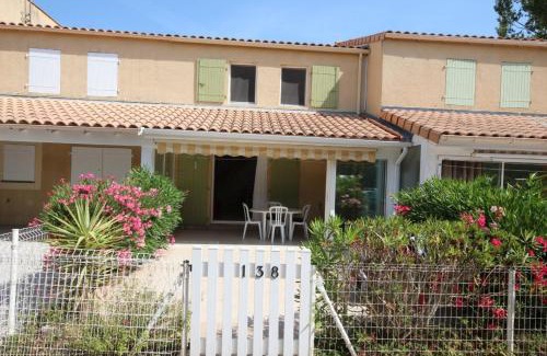 Portiragnes-Plage Villa | Jolie maison de vacances climatisée, WIFI, 2 chambres terrasse parking privatif plein sud dans résidence sécurisée avec piscine commune 800 m de la mer LRCS138