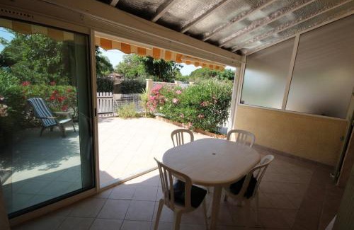 Portiragnes-Plage Villa | Jolie maison de vacances climatisée, WIFI, 2 chambres terrasse parking privatif plein sud dans résidence sécurisée avec piscine commune 800 m de la mer LRCS138