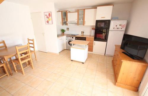 Portiragnes-Plage Villa | Jolie maison de vacances climatisée, WIFI, 2 chambres terrasse parking privatif plein sud dans résidence sécurisée avec piscine commune 800 m de la mer LRCS138