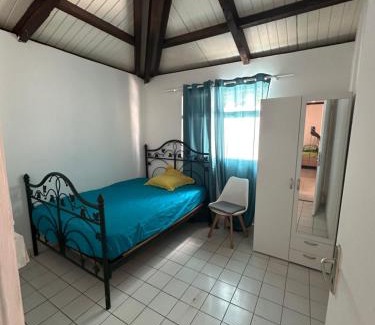 Vieux-Fort Casa | Jolie maison saisonnière en Guadeloupe de 160m2 disposant de 4 chambres 2 toilettes une grande véranda et terrasse