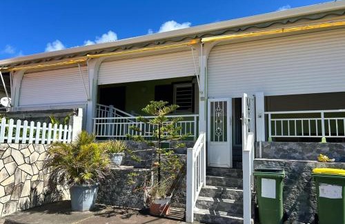 Vieux-Fort Casa | Jolie maison saisonnière en Guadeloupe de 160m2 disposant de 4 chambres 2 toilettes une grande véranda et terrasse