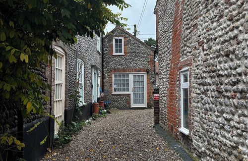 Holt Cabaña | 1 bed “Jollyboat Cottage” Close to Quay,perfect quirky Bolthole for couples.