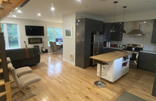 Chelsea Casa | Joly Home in the heart of Chelsea village. Near all the amenities.