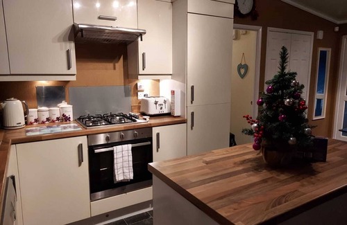 Cayton Bay Cabina | Jonstone Pines Lodge at Cayton Bay Holiday Park