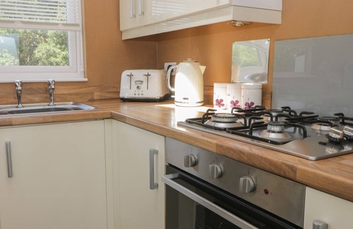 Cayton Bay Cabina | Jonstone Pines Lodge at Cayton Bay Holiday Park